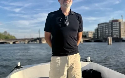 Amsterdam vom Wasser aus entdecken: Ein kleines Elektroboot für eine eigene Grachtenrundfahrt mieten